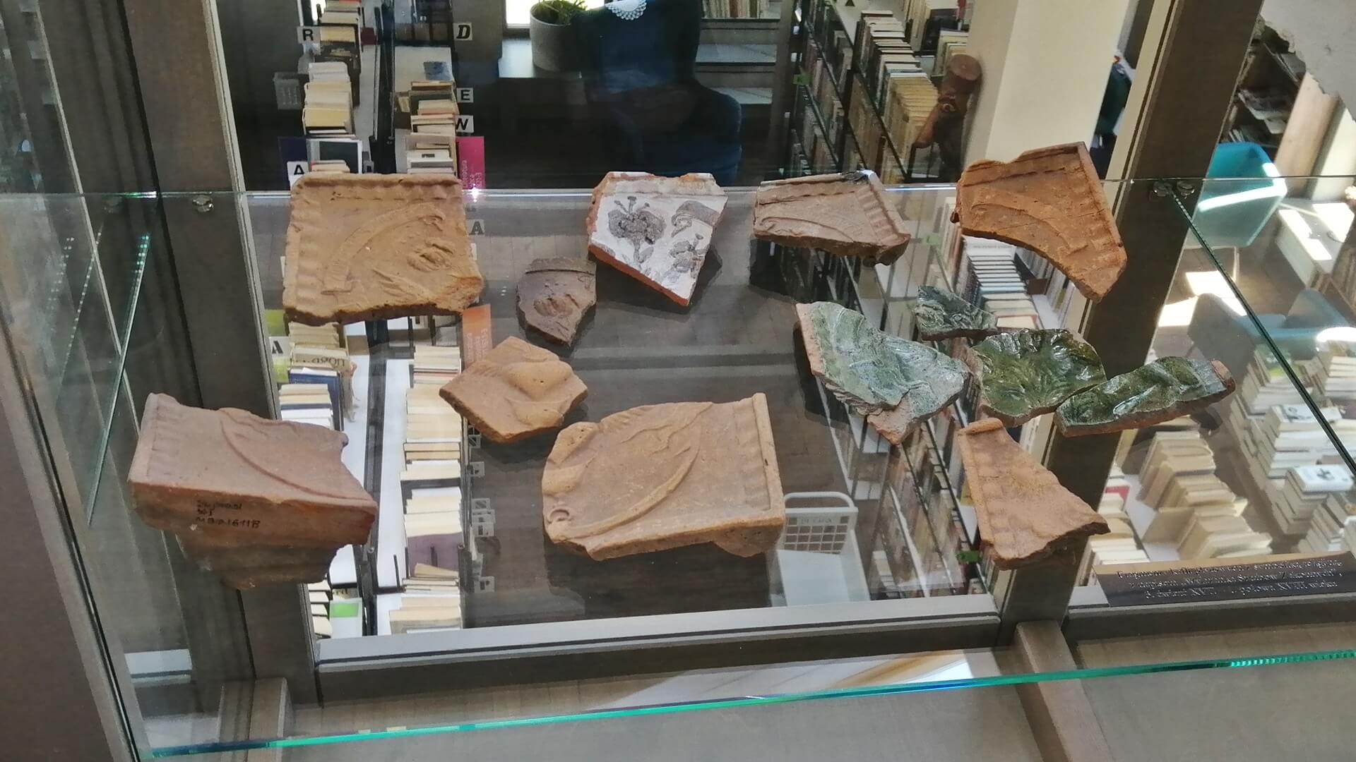 W bibliotece w Supraślu otwarto wystawę z zabytkowymi Kaflami Supraskimi
