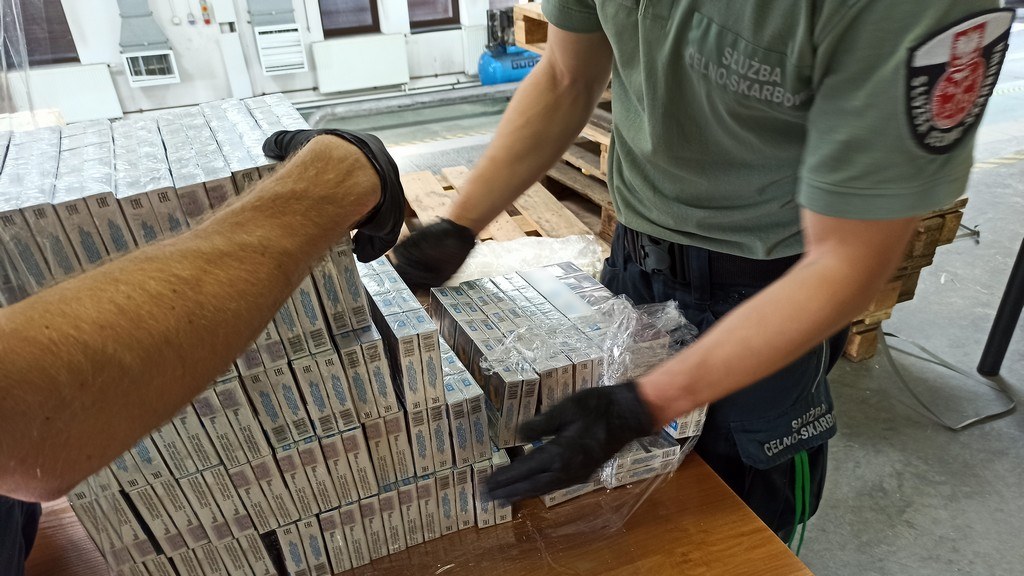 Udaremniony przemyt papierosów wartych 9 mln zł [zdjęcia, wideo]