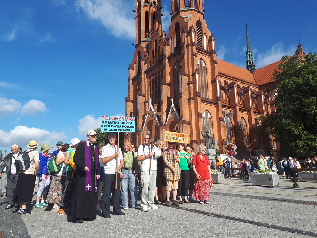 Około 300 pielgrzymów brało udział w Archidiecezjalnej Pieszej Pielgrzymce do Sanktuarium w Juchnowcu
