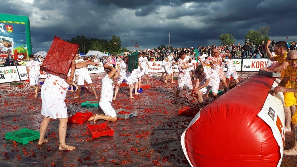 Drugi dzień Dni Truskawki w Korycinie - w planach finał błotnej Ligi Mistrzów i Wielka Bitwa Truskawkowa