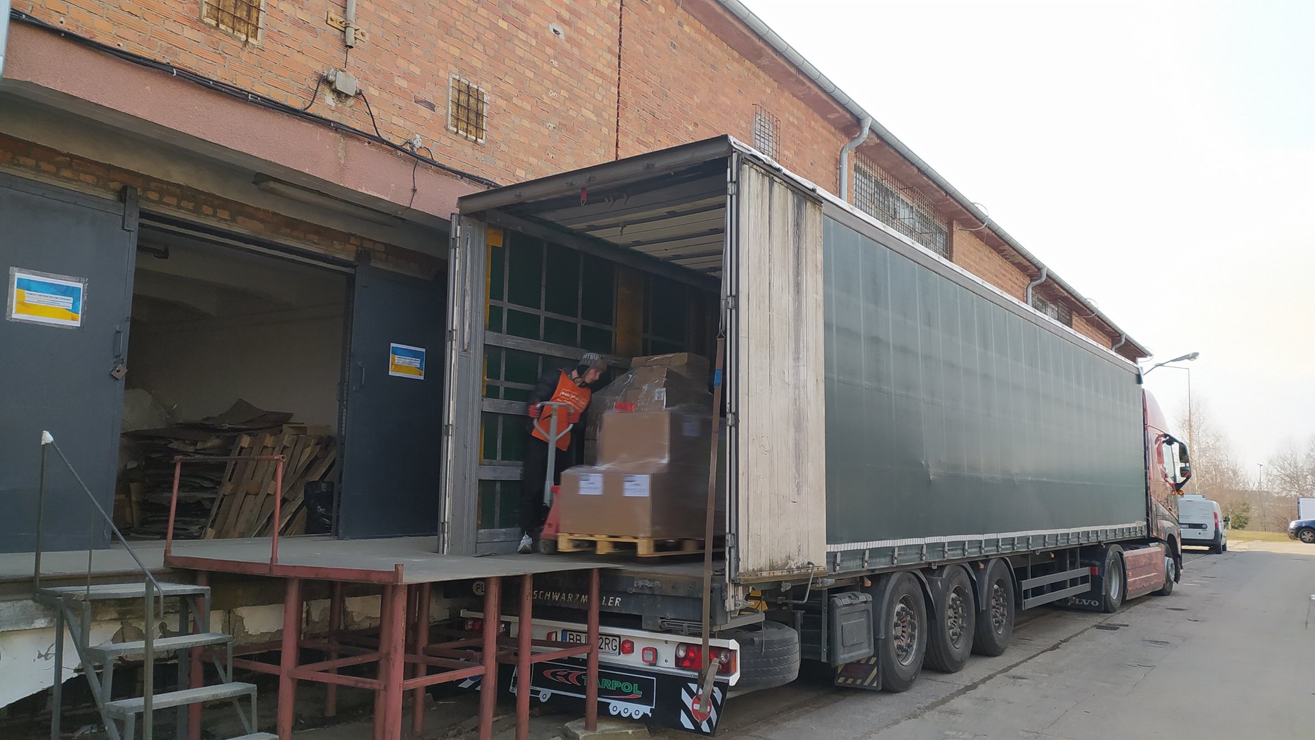 Produkty zgromadzone w magazynie wojewódzkim przy ul. Węglowej w Białymstoku trafią na Ukrainę