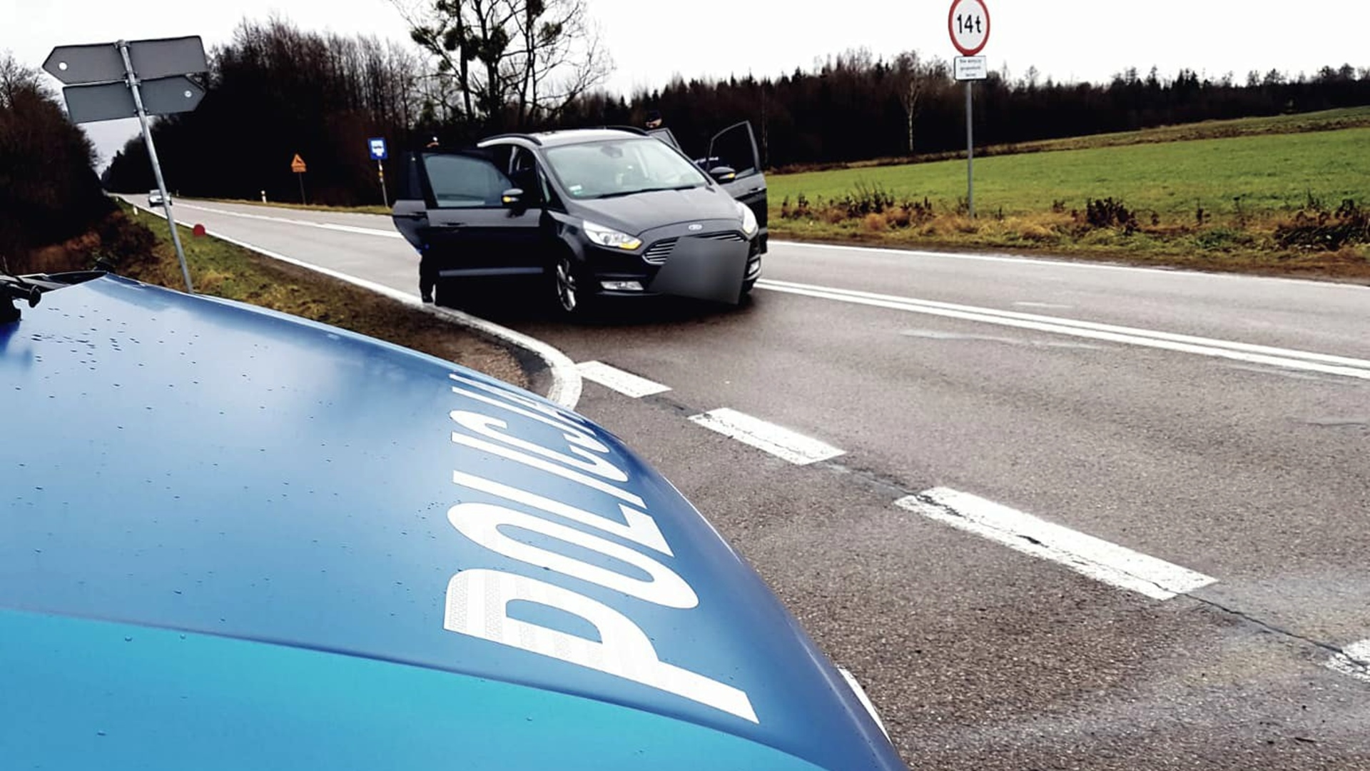 Kolejnych dziewięciu kierowców przewożących migrantów zatrzymała policja