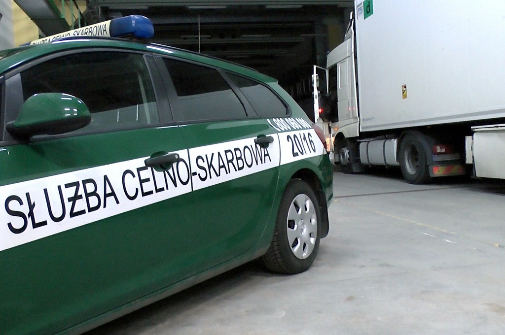 Dużą grupę osób, w tym byłych funkcjonariuszy KAS, oskarżyła białostocka prokuratura o działalność przemytniczą