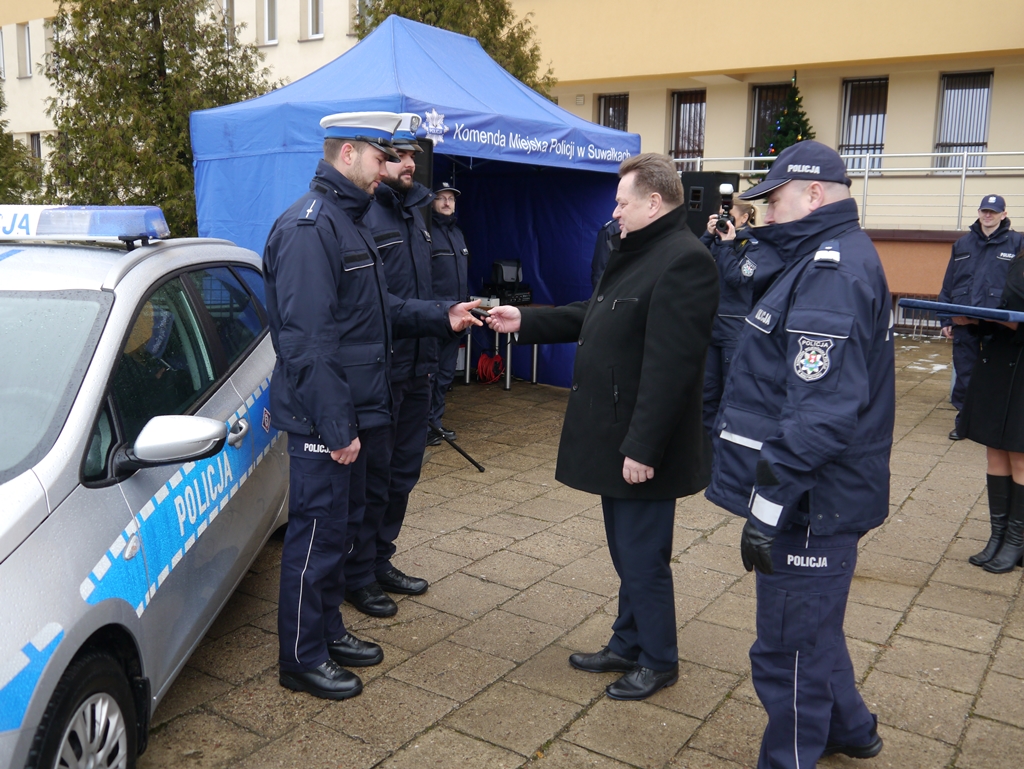Suwalska policja otrzymała nowy radiowóz, a najlepsi funkcjonariusze z regionu - nagrody finansowe