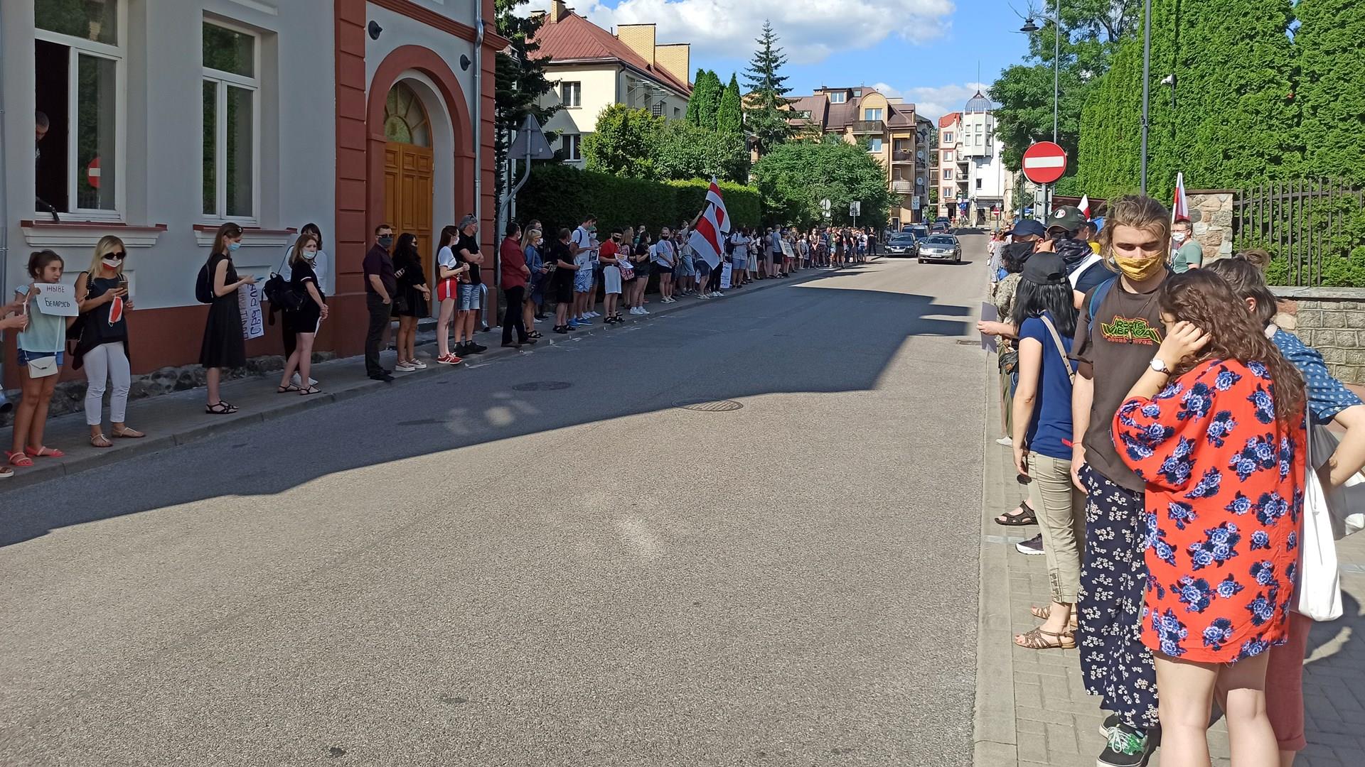 Protest przed budynkiem Konsulatu Białorusi w Białymstoku
