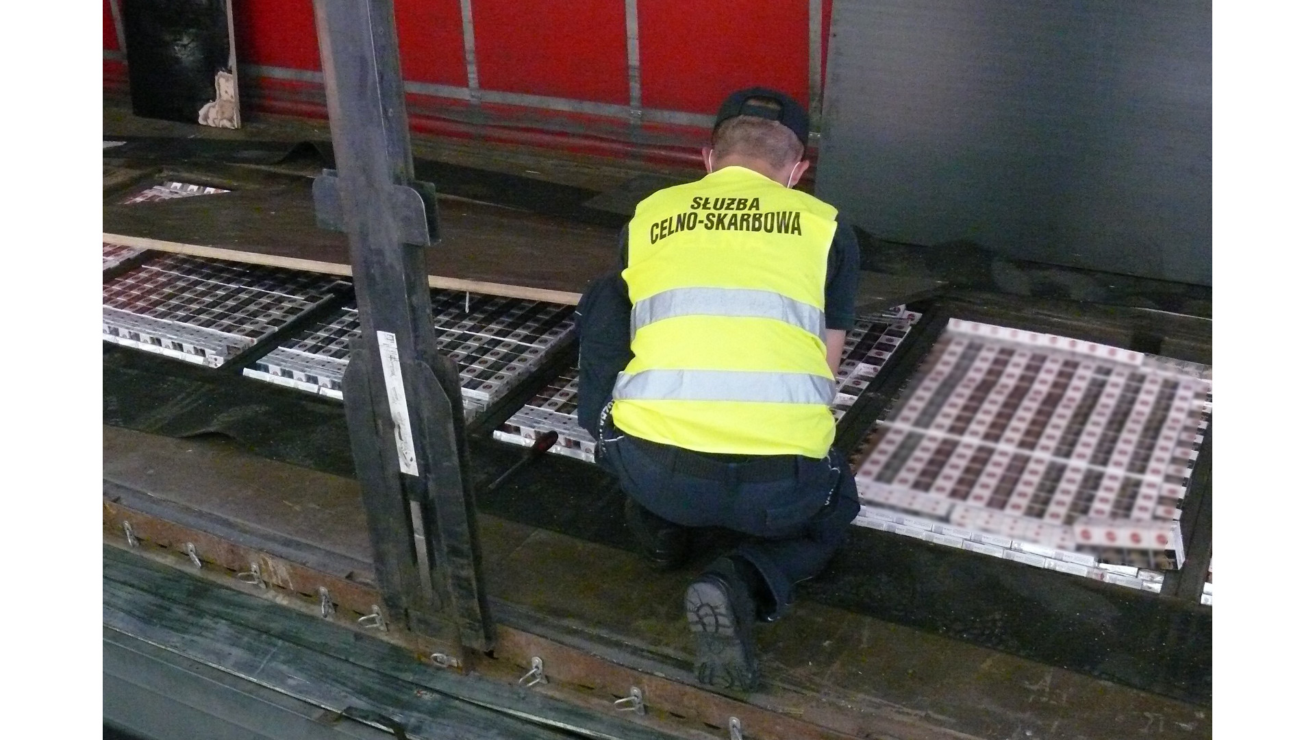 KAS udaremniła przemyt papierosów w transporcie desek