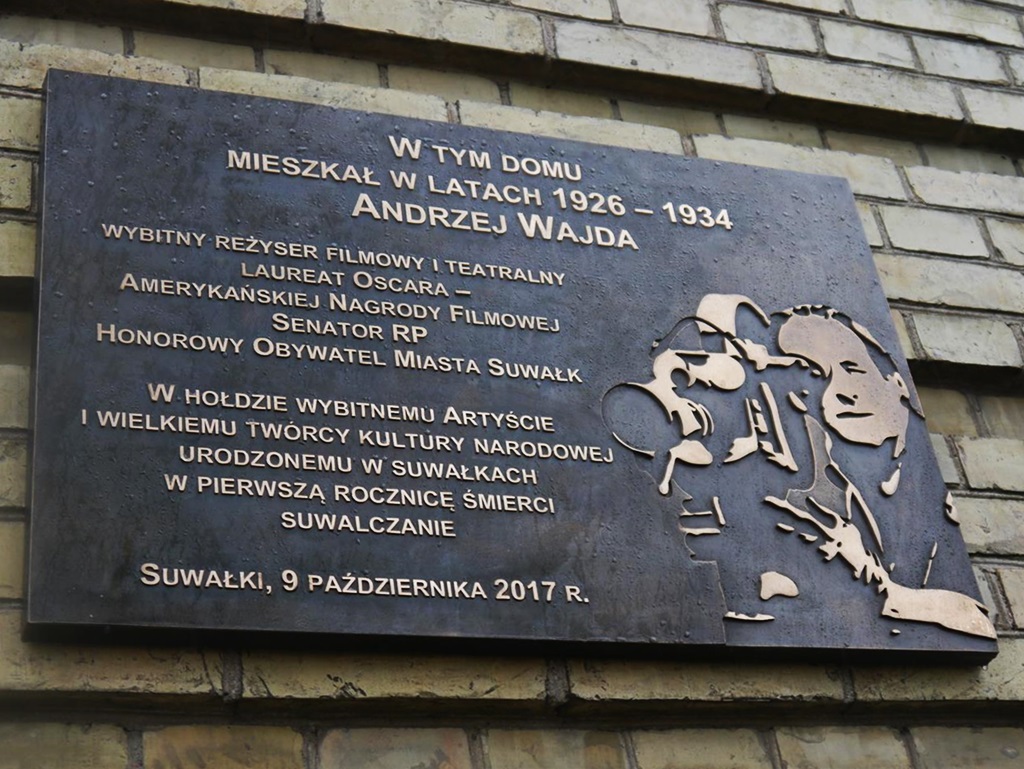 W Suwałkach odsłonięto tablicę upamiętniającą miejsce narodzin Andrzeja Wajdy