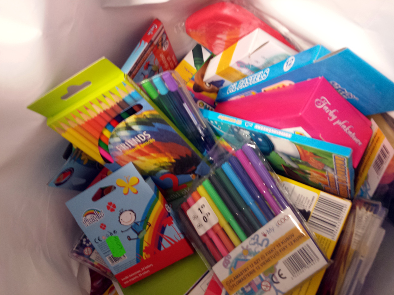 Potrzebne zeszyty, kredki, długopisy. Białostocka Caritas rozpoczęła akcję "Tornister pełen uśmiechów"