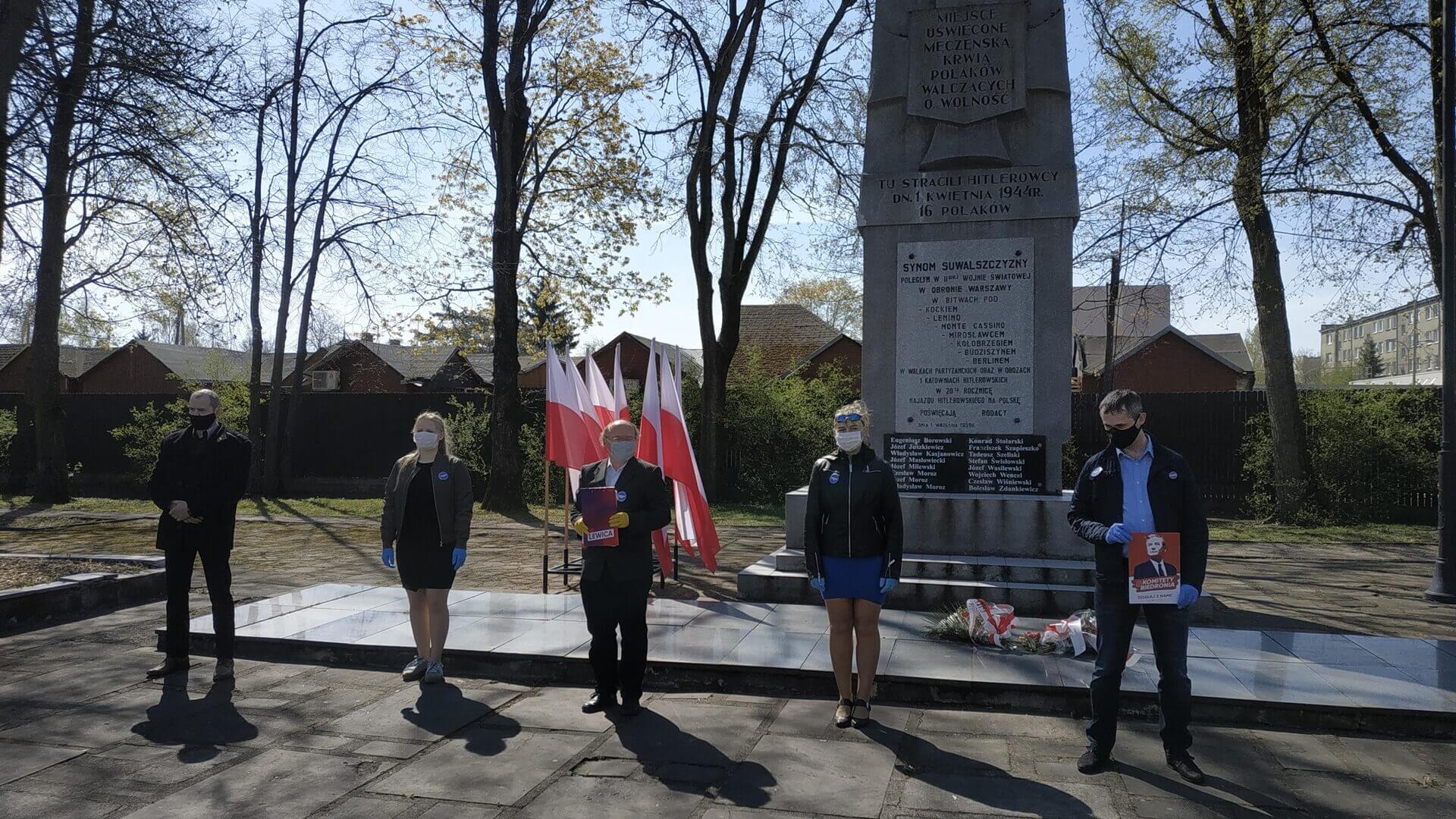 Przedstawiciele lewicy złożyli kwiaty pod Pomnikiem Straceń przy ul. Sejneńskiej w Suwałkach