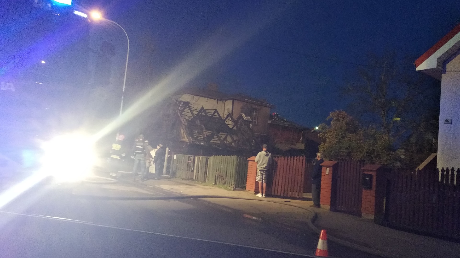 Pożar drewnianego domu przy ul. Boboli w Białymstoku