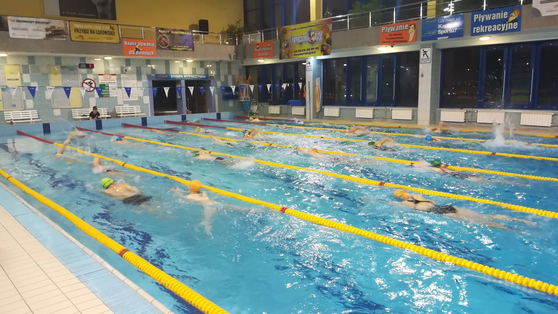 Płynęli po rekord - 70 pływaków wzięło udział w pływackim maratonie w Białymstoku