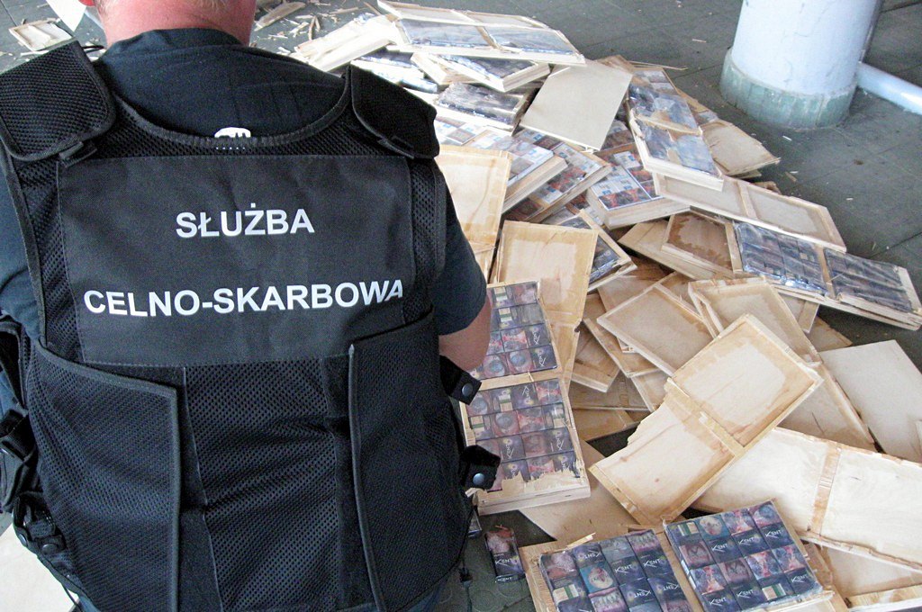 Papierosy ukryte wewnątrz półek na książki