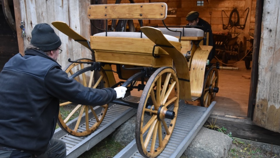 Zabytkowa bryczka z kolekcji Podlaskiego Muzeum Kultury Ludowej zyskała nowy blask