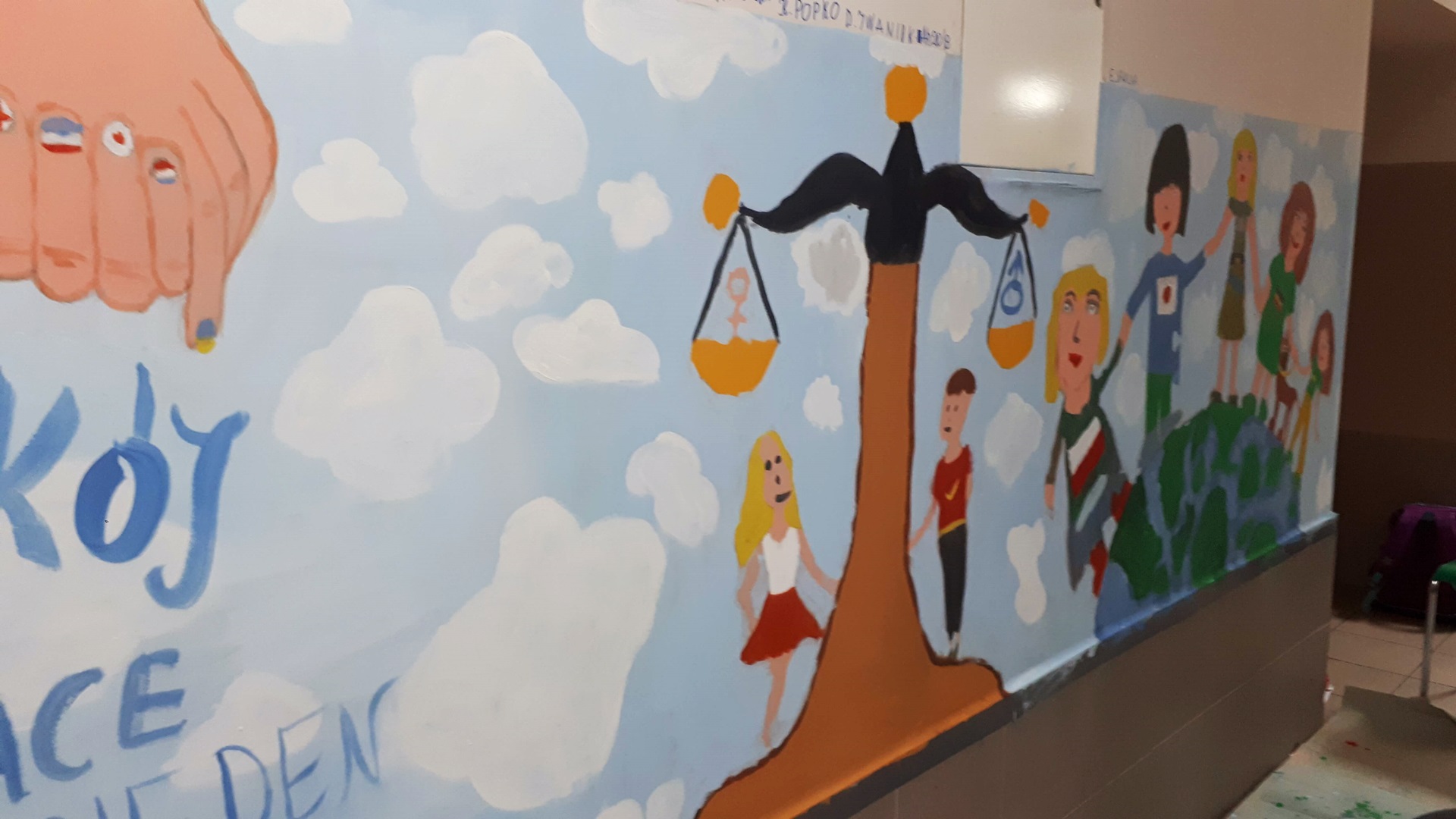 Nauka poprzez zabawę – białostoccy uczniowie pomalowali część szkolnych korytarzy