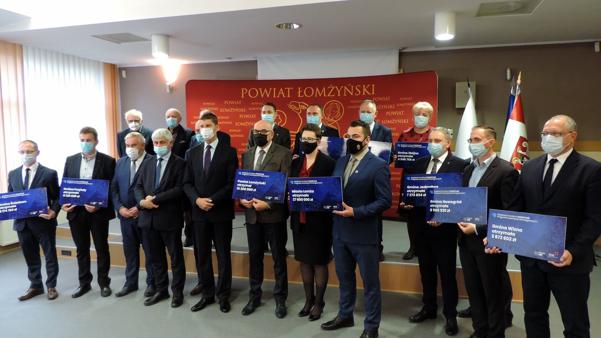 Samorządowcy z Łomży i powiatu łomżyńskiego odebrali czeki na inwestycje z programu Polski Ład