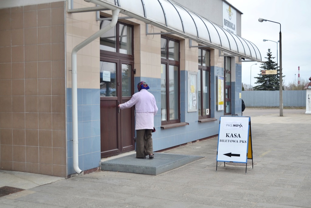 Mimo obietnic i porozumienia dworzec PKS w Suwałkach wciąż jest zamknięty