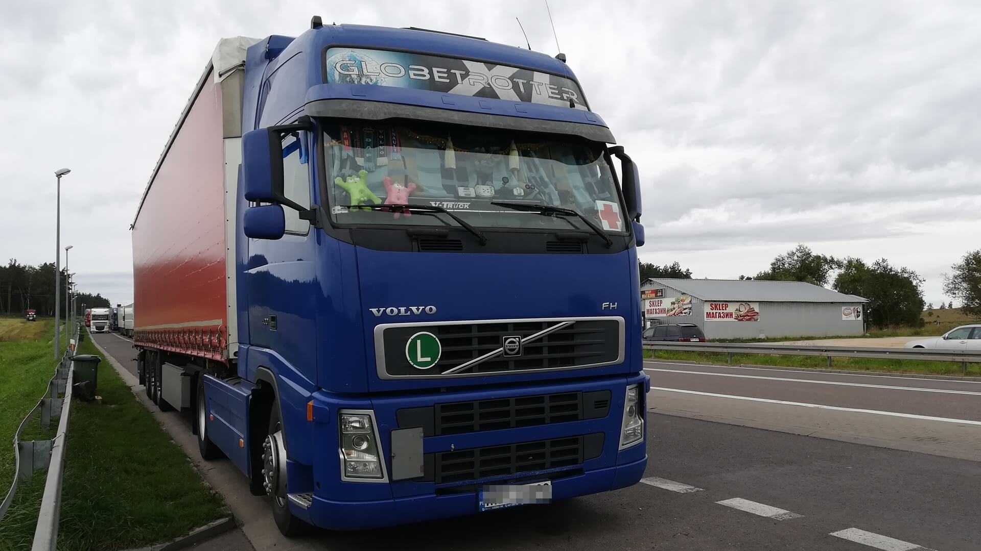 Transport z pomocą humanitarną czeka na przejściu granicznym w Bobrownikach