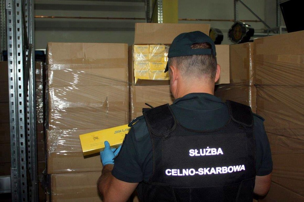 Ogromny przemyt na granicy w Budzisku - celnicy odkryli pół miliona paczek nielegalnych papierosów