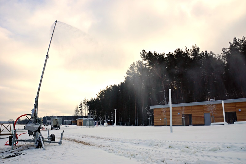Setki dzieci biegają na nartach na plaży w Dojlidach