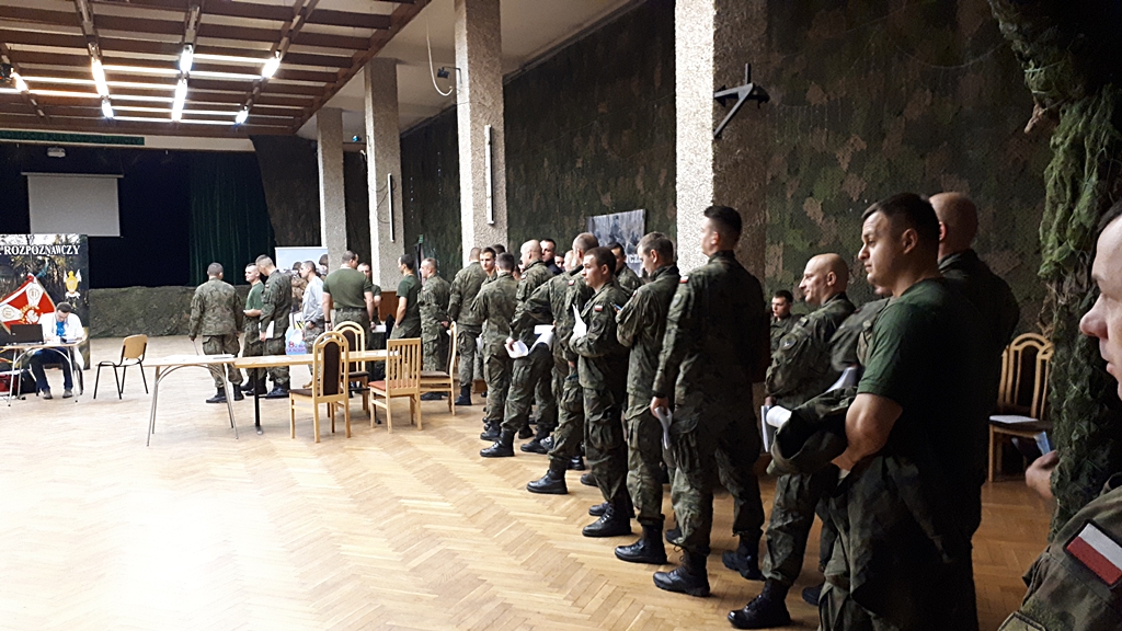 Żołnierze z 18. Białostockiego Pułku Rozpoznawczego zachęcają do oddawania krwi