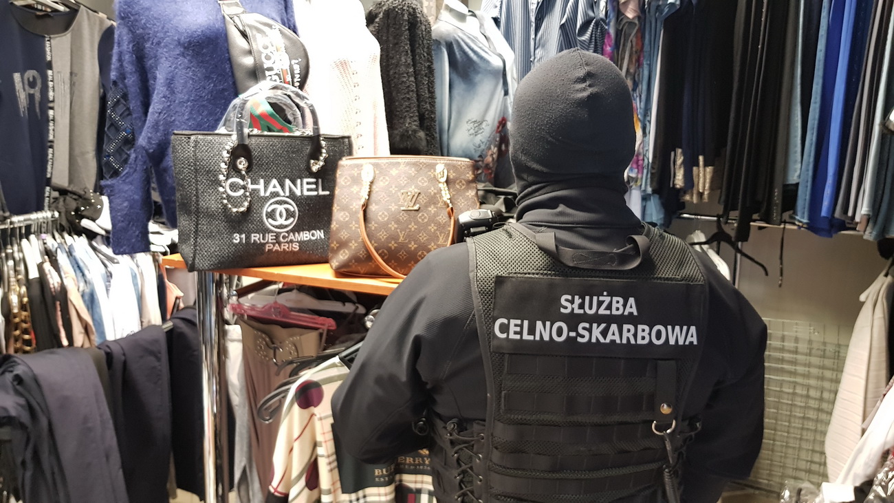 Oszustwo na miejskim targowisku – zamiast oryginałów sprzedawała podróbki