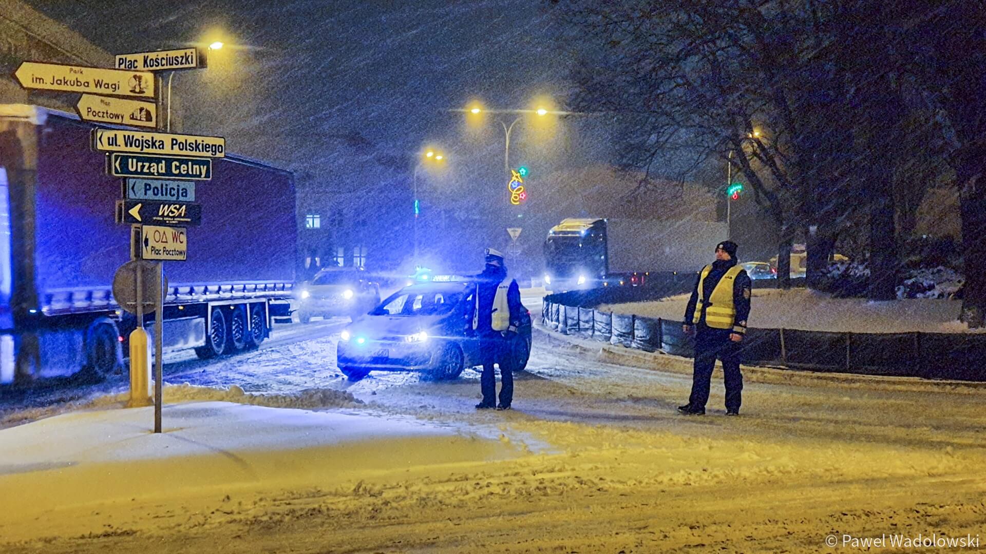 Śnieg na drogach w Podlaskiem - są utrudnienia [relacja na żywo, wideo]