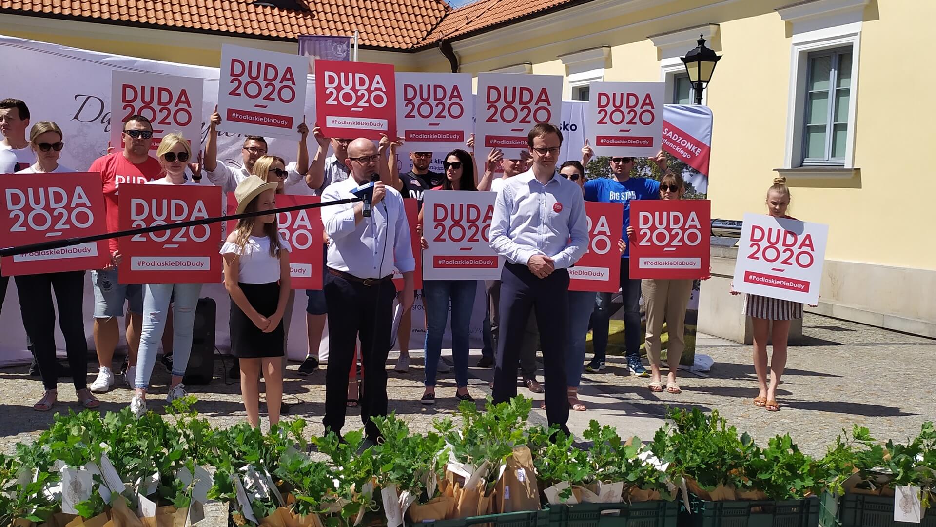 W Białymstoku rozdano sadzonki dębów - akcja "Dąb prezydencki"