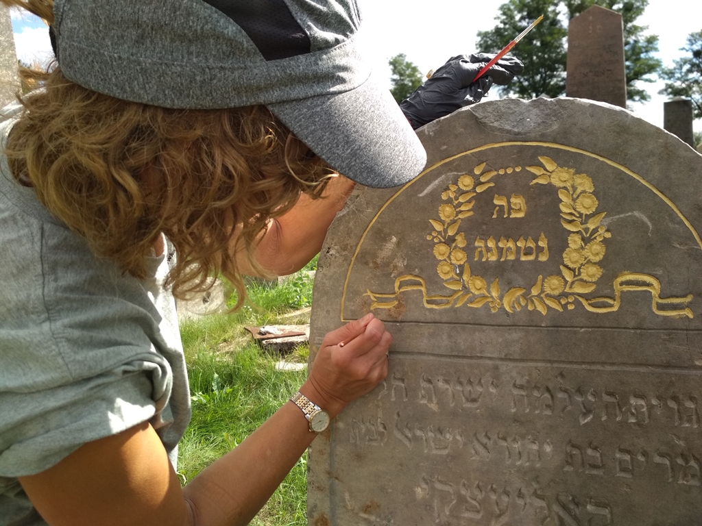 Wolontariusze odnowili kilkadziesiąt macew na cmentarzu żydowskim w Białymstoku