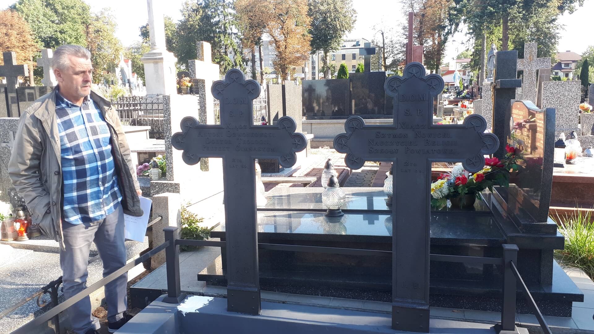 Na zabytkowy łomżyński cmentarz powróciły odnowione nagrobki