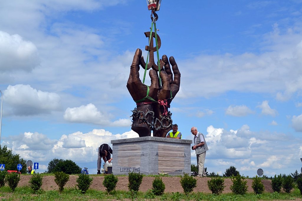 W Suwałkach stanął pomnik upamiętniający ofiary obławy augustowskiej