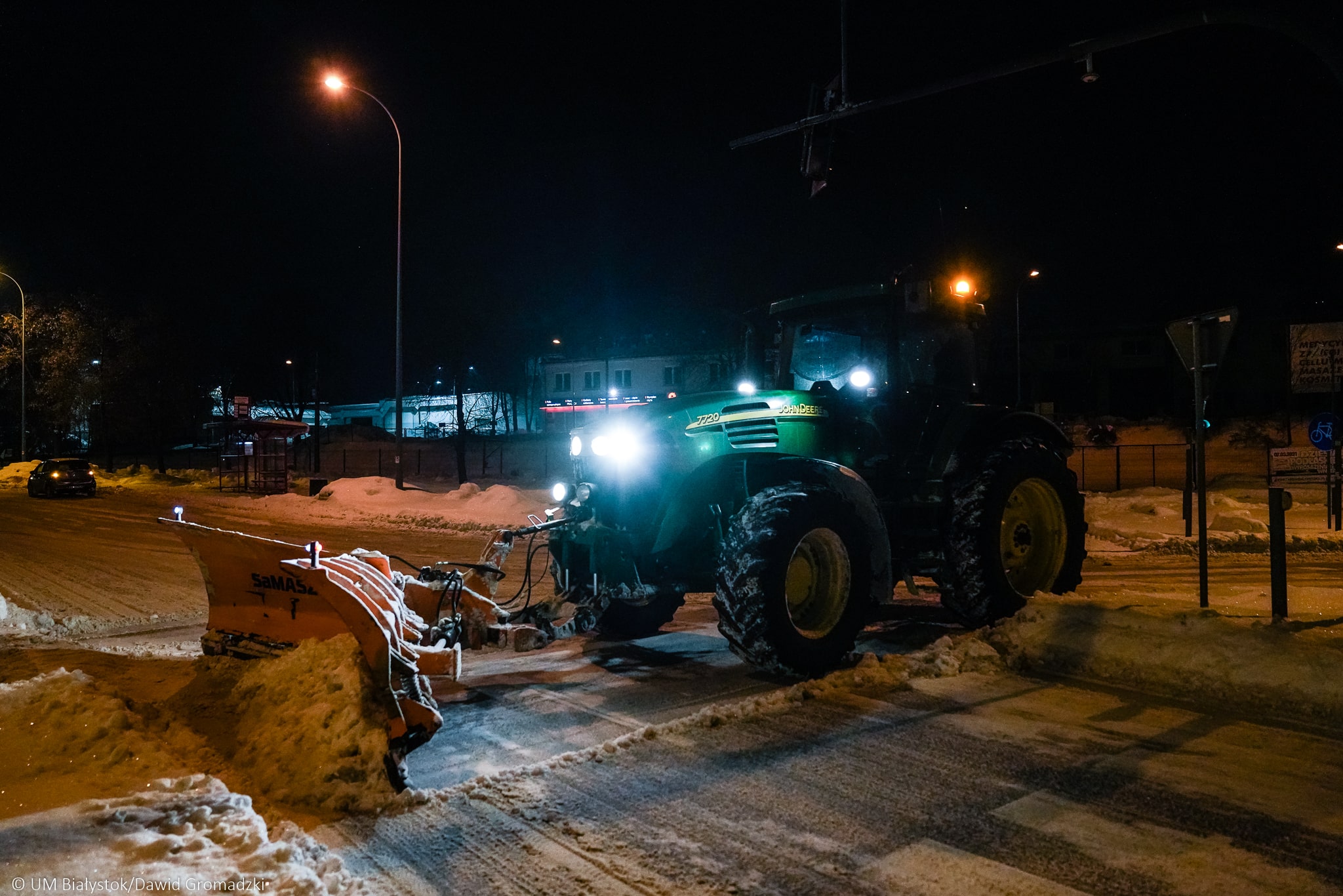 W nocy posypano solą i piaskiem kilkanaście skrzyżowań w Białymstoku