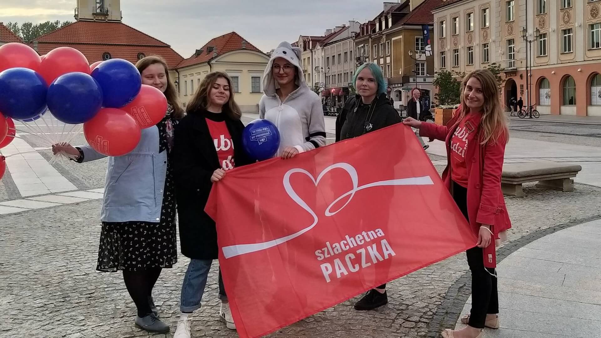 W Białymstoku młodzi ludzie rozdawali balony i przekonywali innych do idei wolontariatu