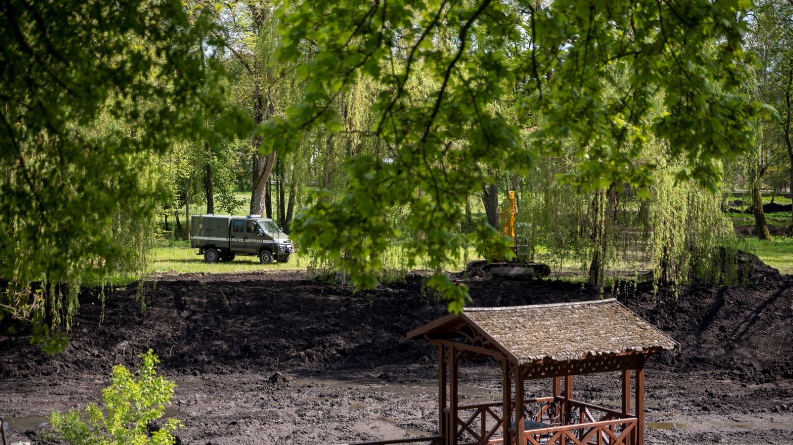 Niewybuchy w stawie na terenie Muzeum Rolnictwa w Ciechanowcu