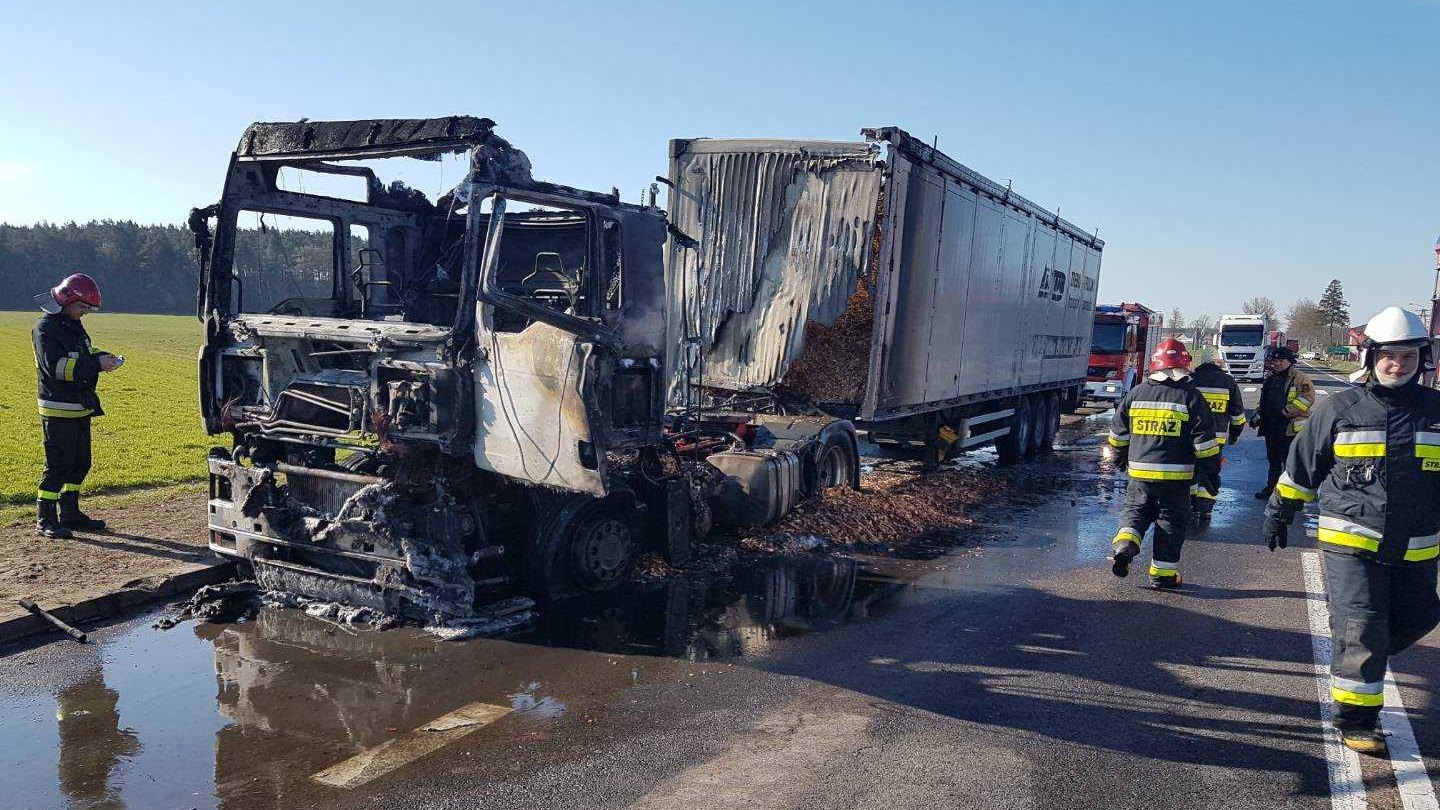 Na trasie Stawiski - Szczuczyn zapalił się tir z ładunkiem drewna