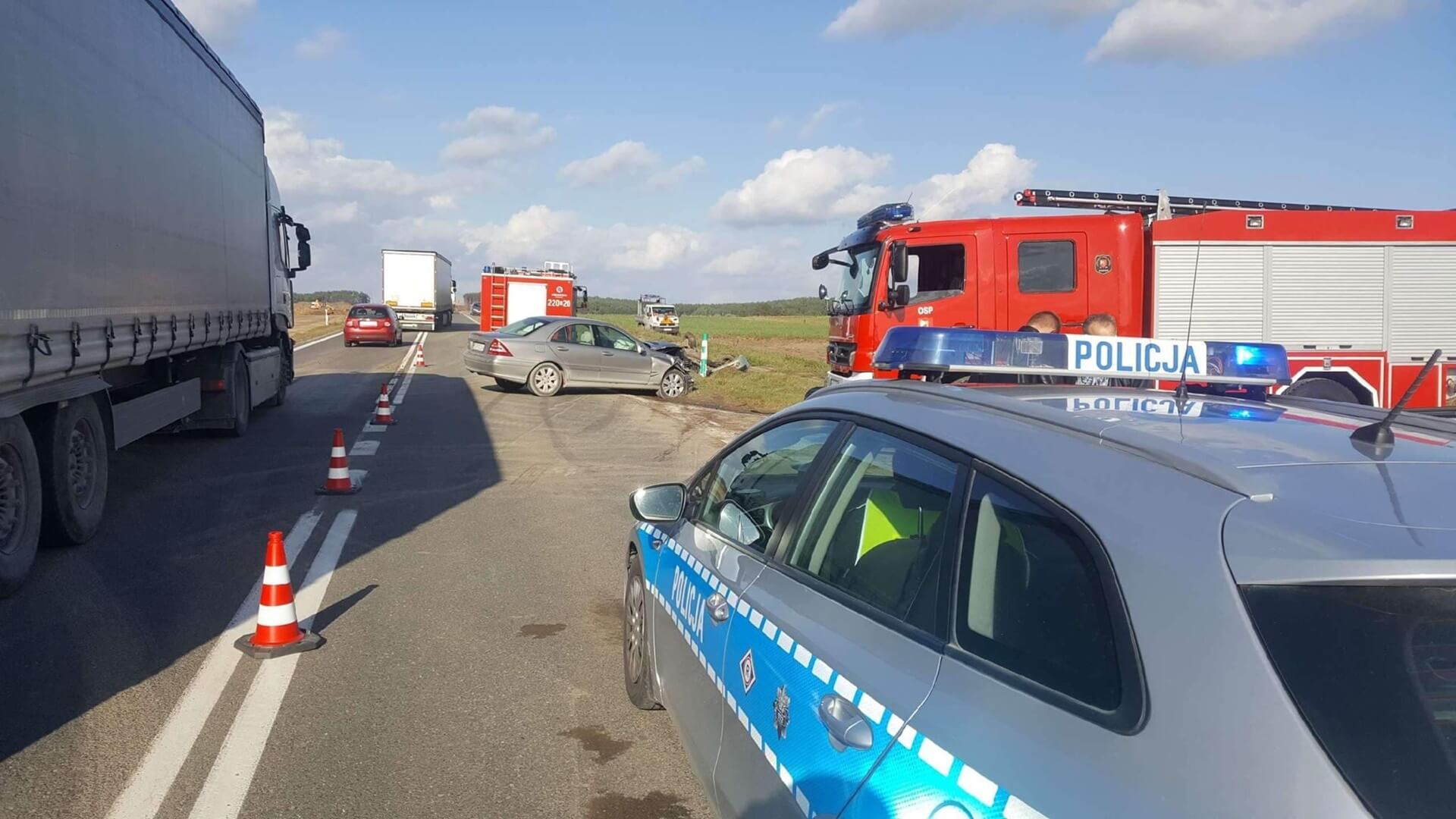 Wypadek na trasie Stawiski – Szczuczyn. Dwie osoby w szpitalu
