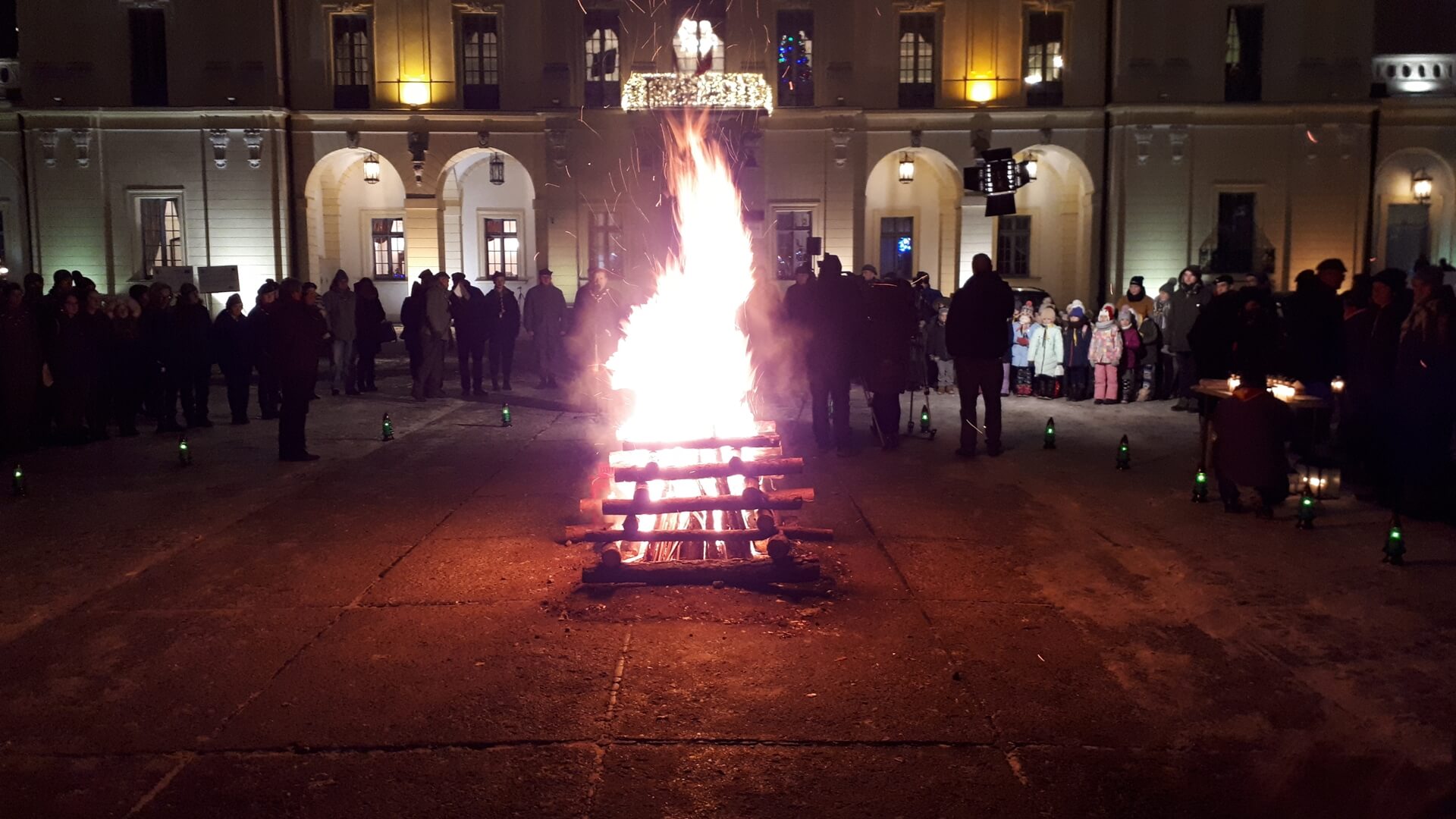 Harcerze przywieźli do Białegostoku "Betlejemskie Światło Pokoju"