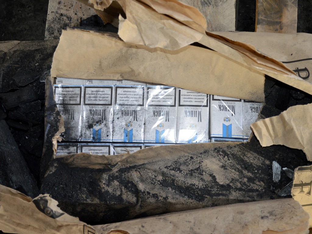 Węgiel na grill maskował przemyt wartości miliona złotych