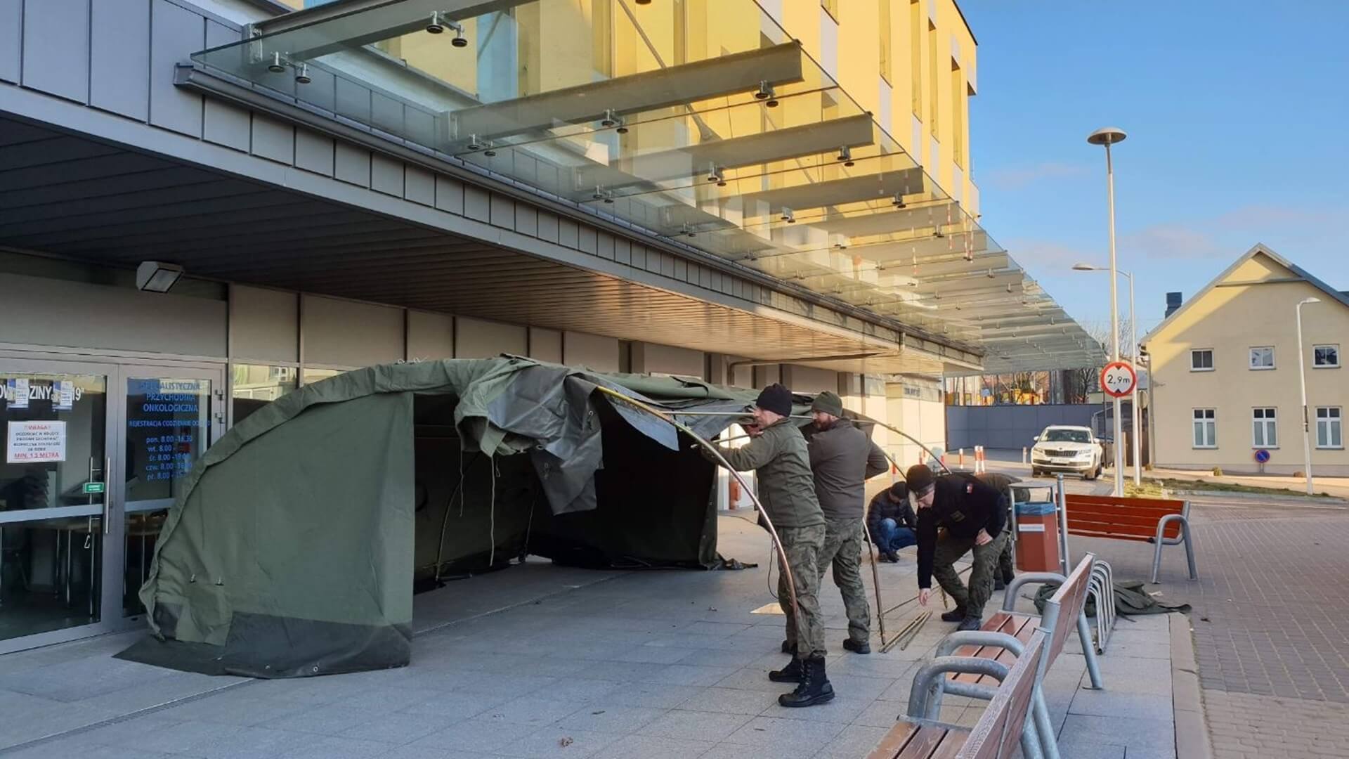 Pacjenci BCO zanim wejdą do budynku, będą musieli przejść przez specjalny namiot