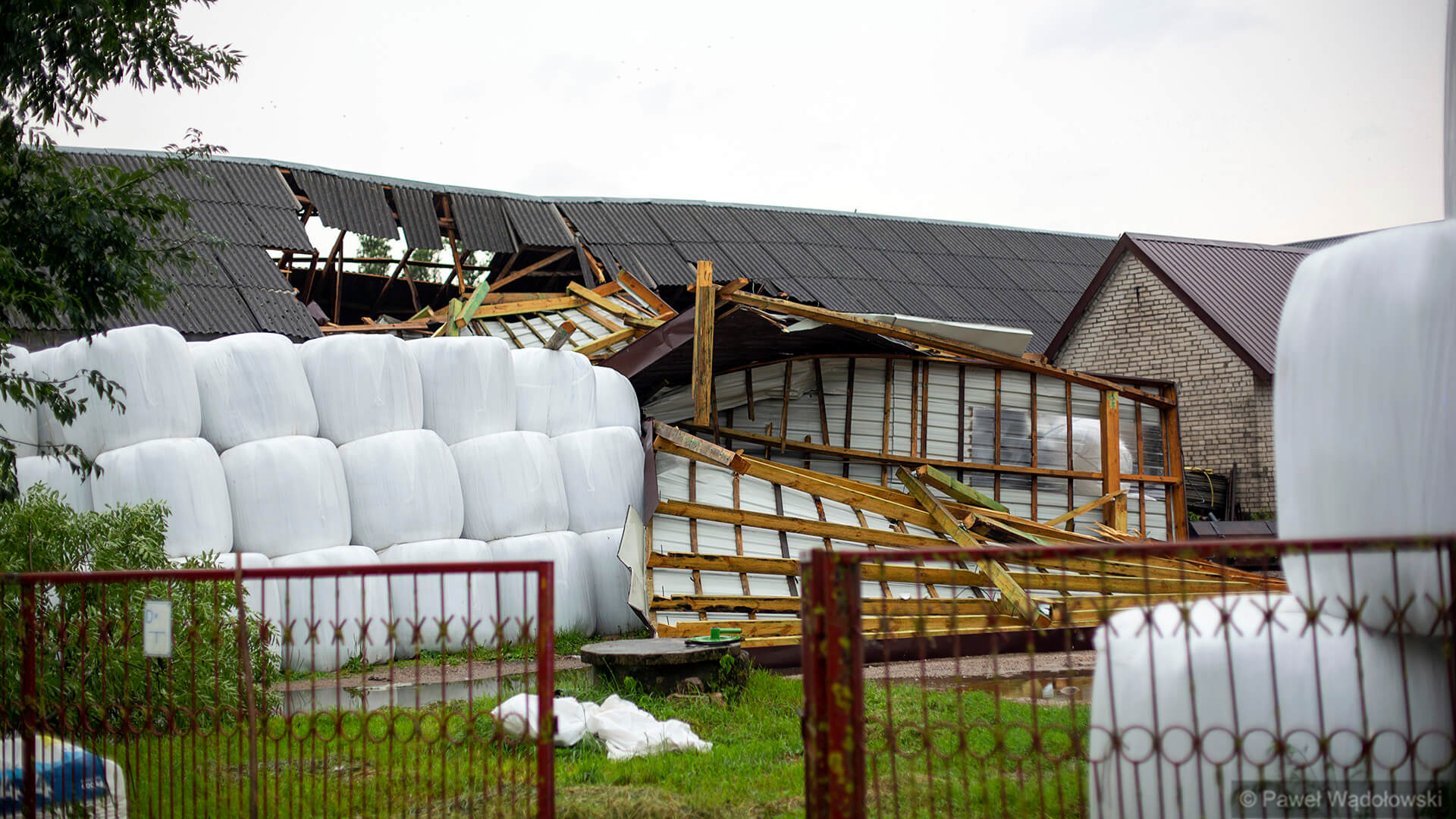 Zerwane dachy, zalane domy, połamane drzewa - przez Podlaskie przeszła groźna nawałnica [zdjęcia, wideo]