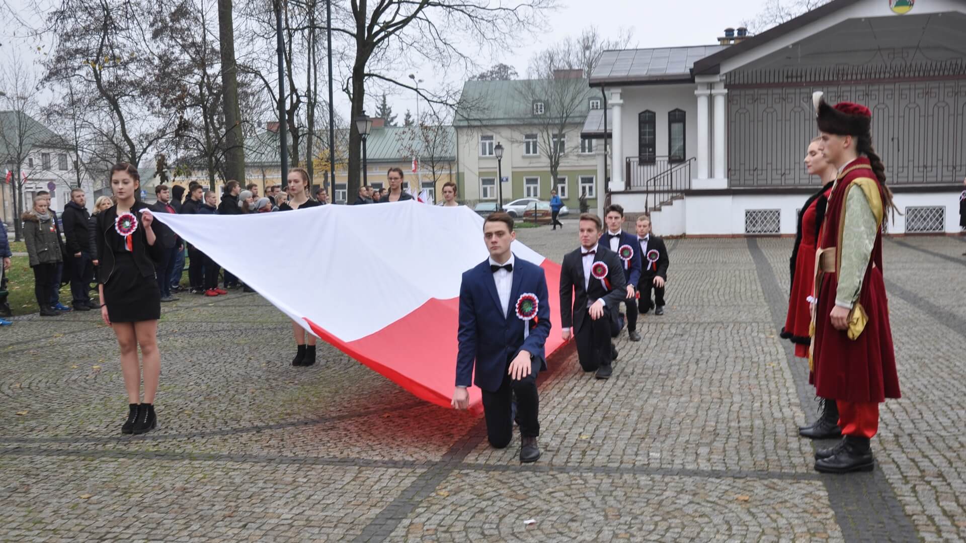 Suwalscy uczniowie zatańczyli poloneza dla Niepodległej