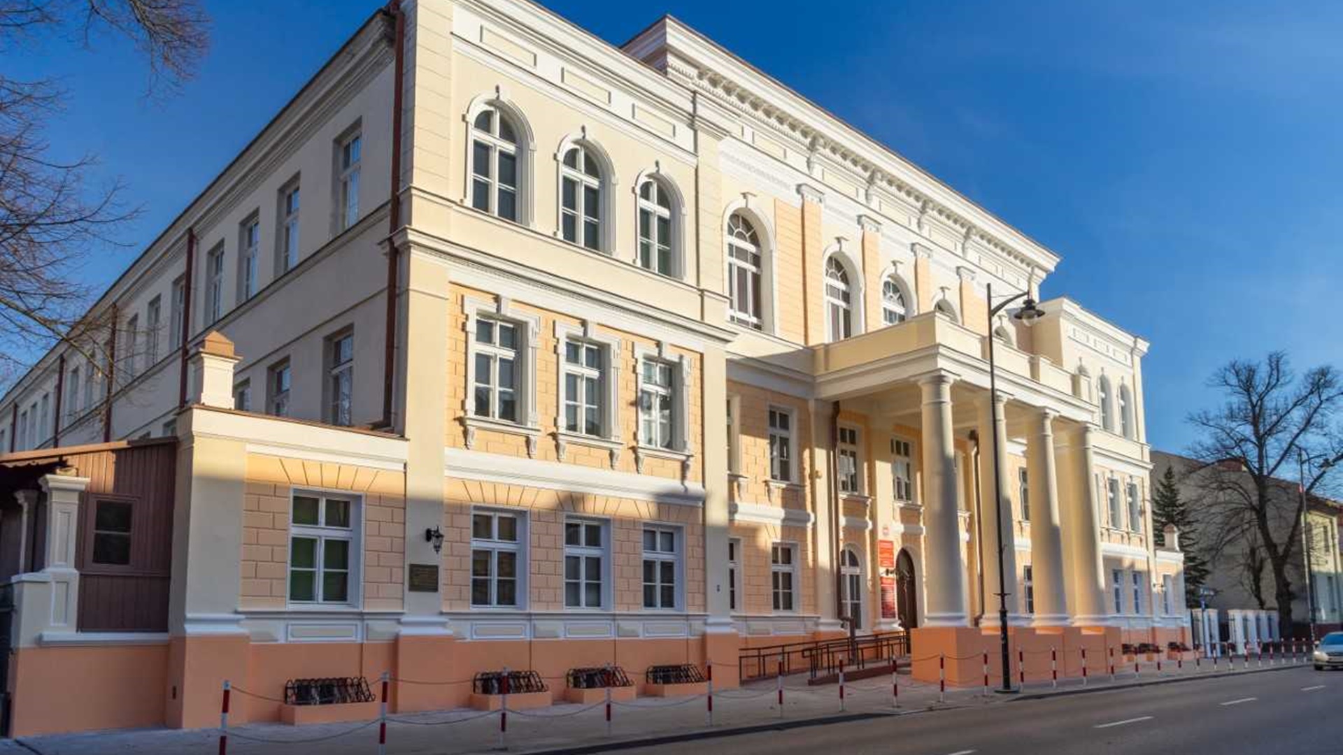 Odnowiono frontową elewację budynku Wydziału Ekonomii i Finansów UwB