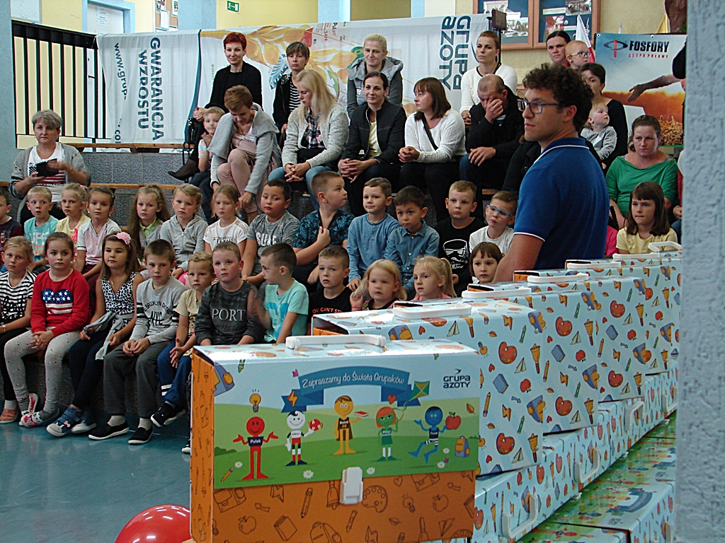 Dzieci z wybranych szkół w powiecie wysokomazowieckim otrzymały wyprawki