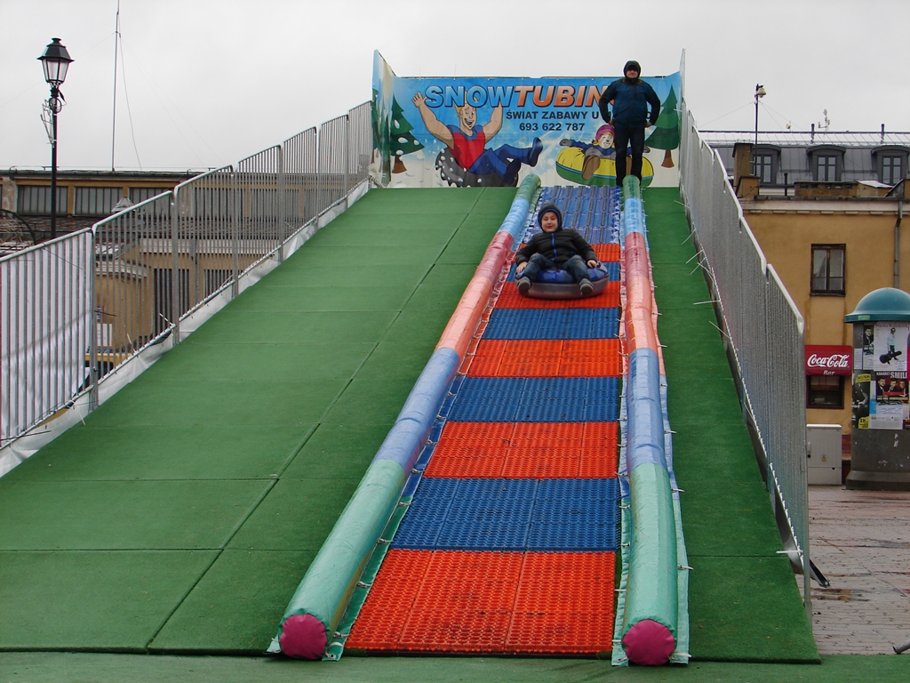 Na Starym Rynku w Łomży wodna zjeżdżalnia uatrakcyjnia Mikołajki