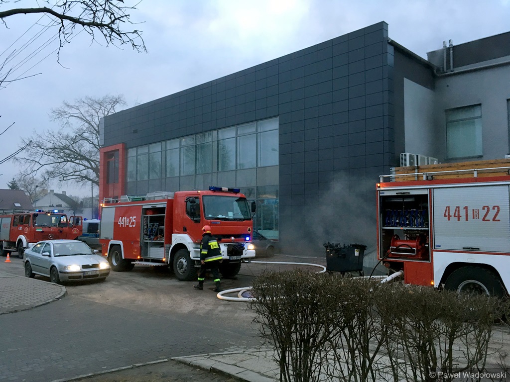 Ewakuacja centrum handlowego w Kolnie – na parkingu podziemnym wybuchł pożar