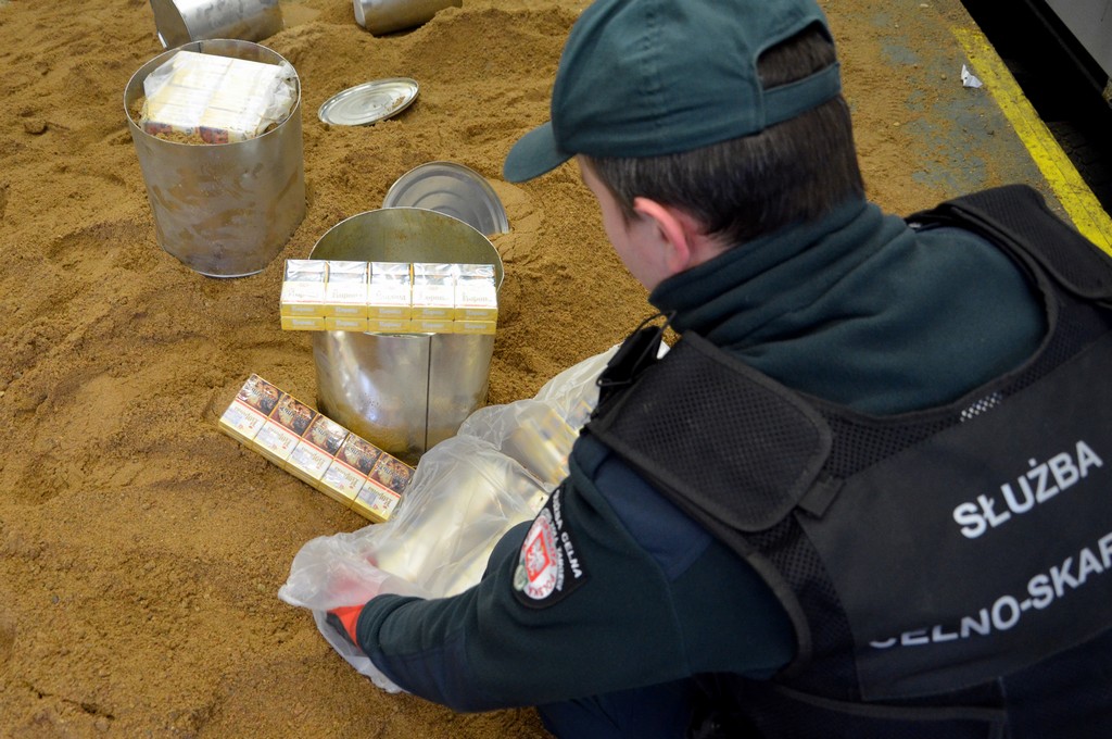 Tytoniowa kontrabanda zamiast transportu żywicy syntetycznej w puszkach