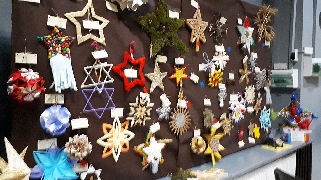 Prace z makaronu, szyszek czy pierników – wystawa eko-ozdób w białostockich Spodkach