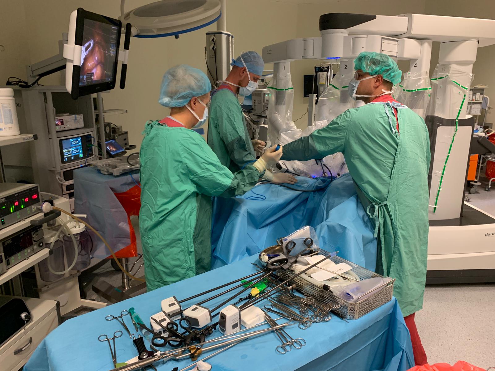 Lekarze ze Śniadecji przeprowadzili innowacyjną operację przy pomocy robota Da Vinci