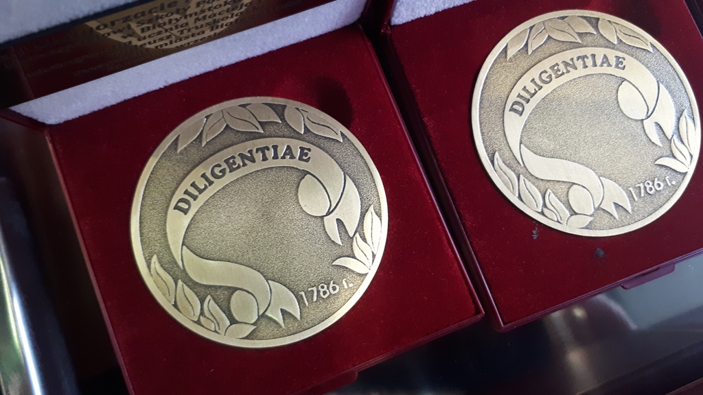 Władze Białegostoku nagrodziły uczniów i nauczycieli medalami za pilność