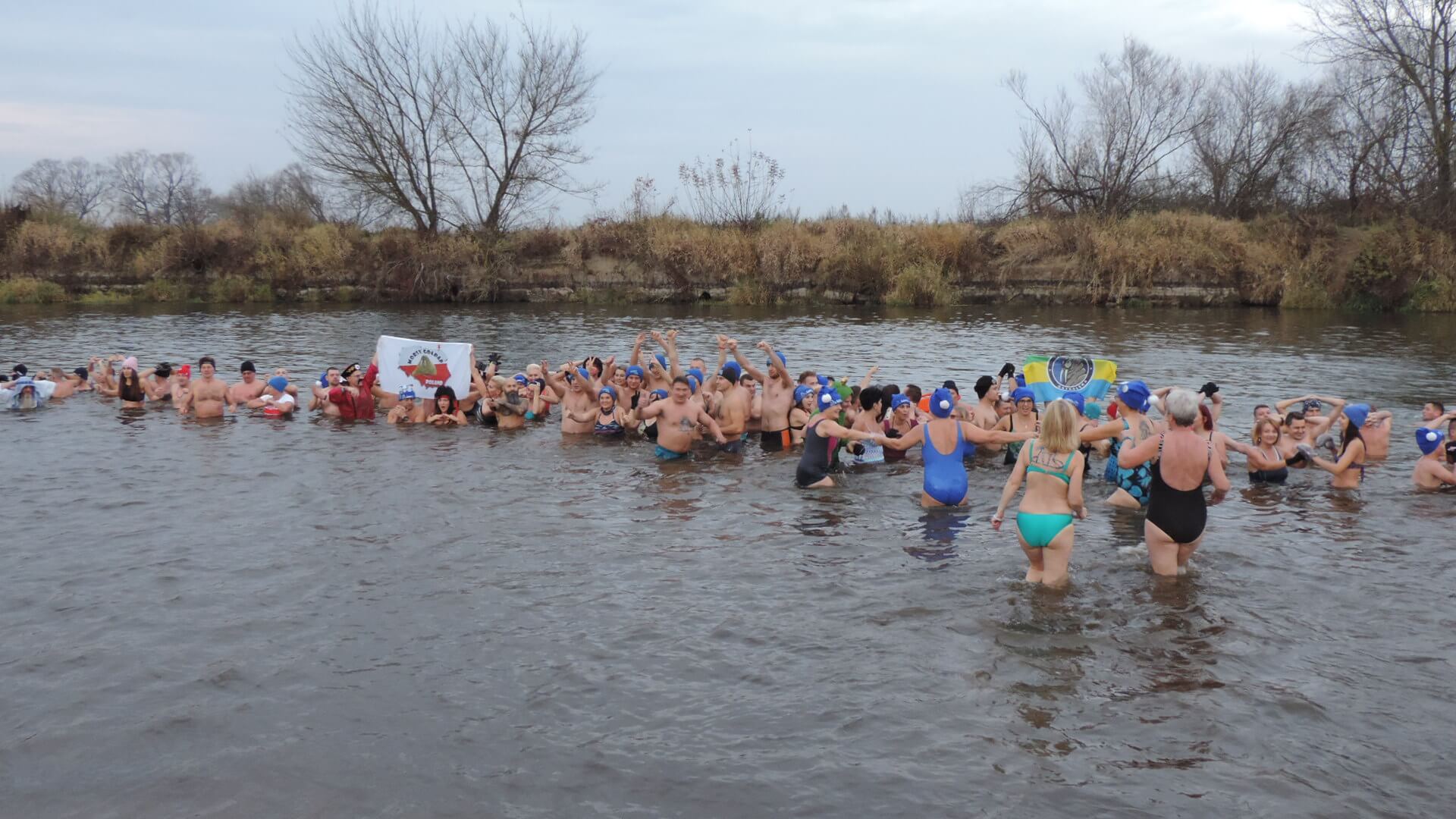 Łomżyńskie morsy weszły do Narwi - czas na zimne kąpiele