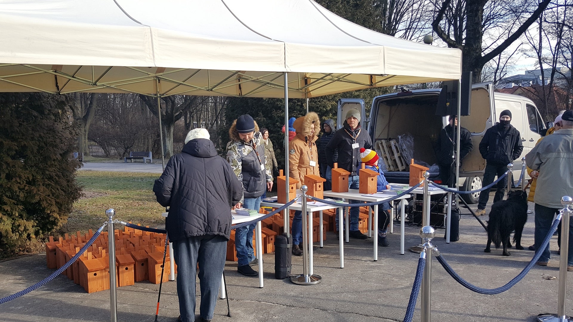W białostockim Parku Planty urzędnicy rozdawali budki dla ptaków